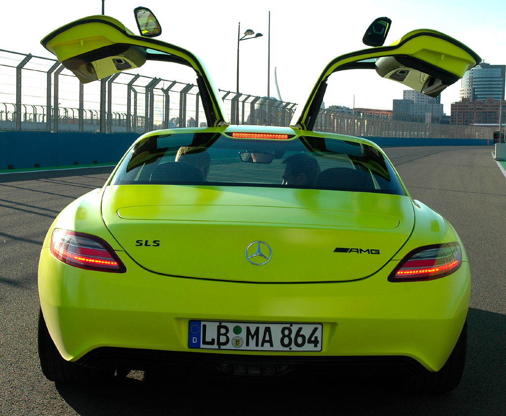 Mercedes SLS AMG E-Cell: ... und von hinten.