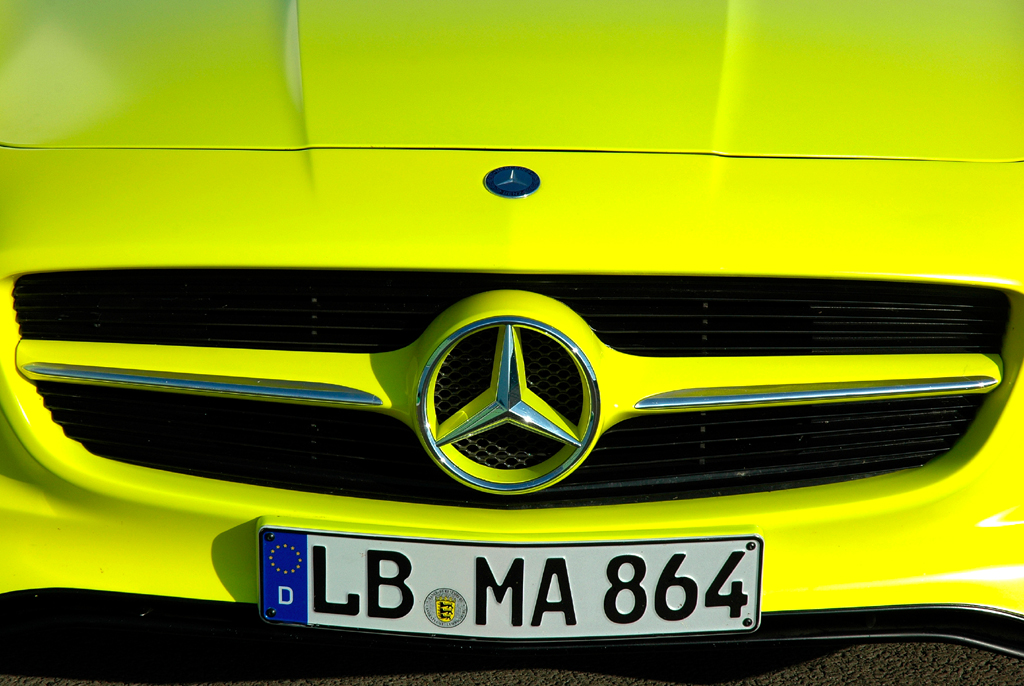 Mercedes SLS AMG E-Cell: Die Frontschürze zieht sich weit nach unten. 