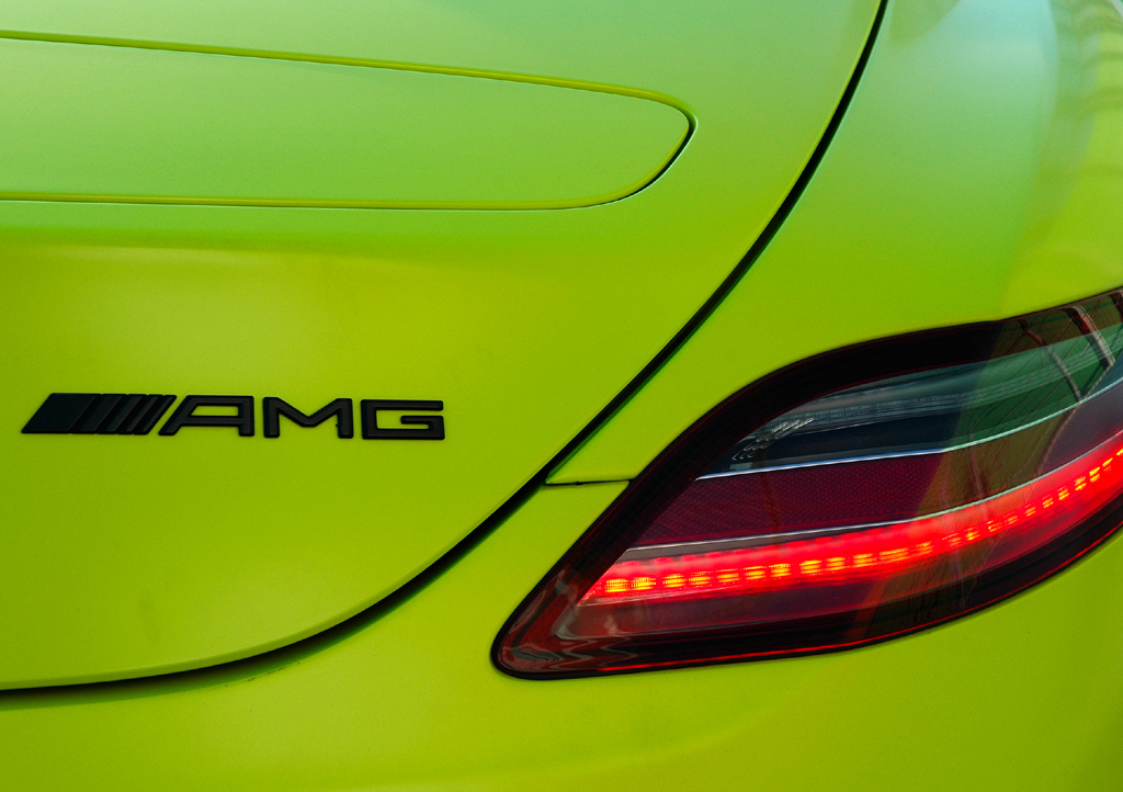 Mercedes SLS AMG E-Cell: Leuchteinheit hinten mit Markenschriftzug. 