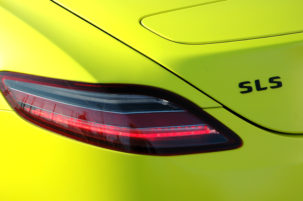 Mercedes SLS AMG E-Cell: Leuchteinheit hinten mit Modellschriftzug. 