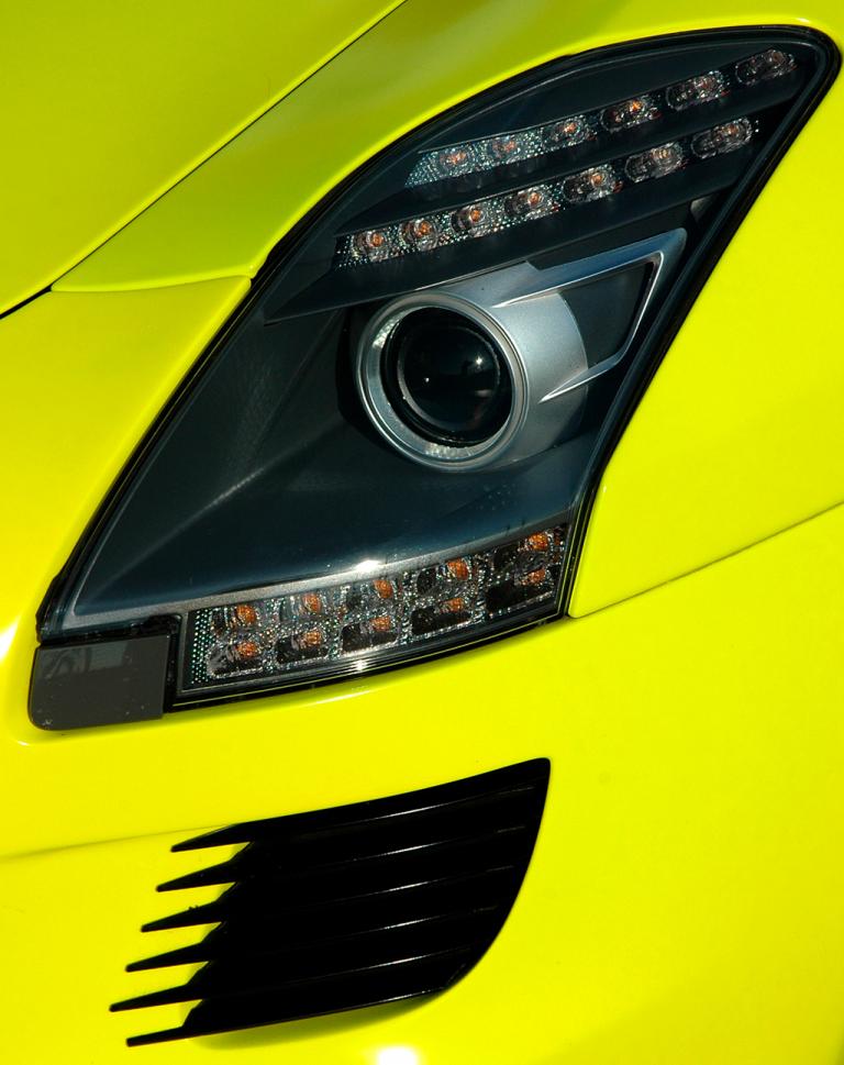 Mercedes SLS AMG E-Cell: Moderne LED-Scheinwerfer-Einheit vorn mit Tagfahrlicht. 