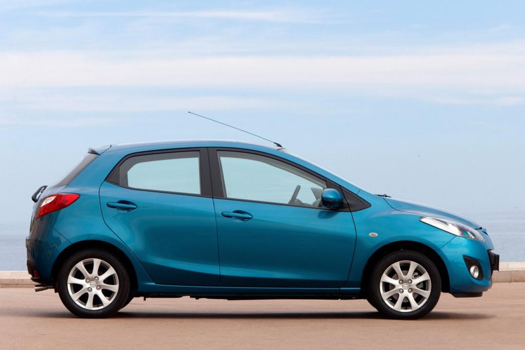 Mit Bodenwellen kommt der Mazda2 jetzt besser klar. 