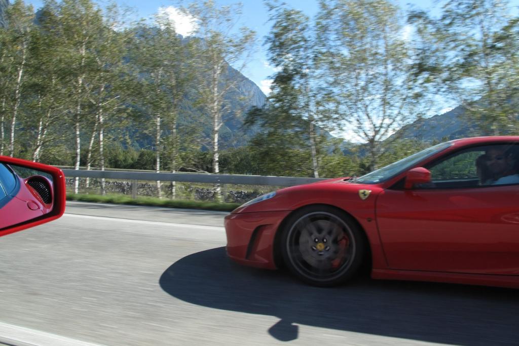 Mit einem Gutschein für eine Stunde Ferrari-Fahren kann man dem Liebsten eine große Freude machen. 