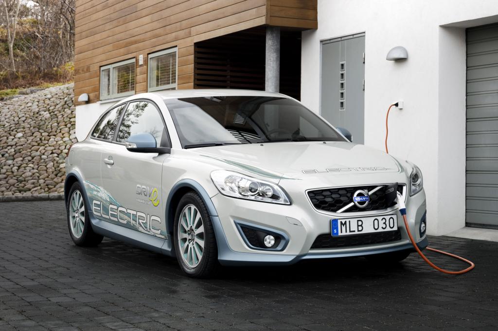 Mit zwei je 12 kW/h großen Lithium-Ionen-Akkus soll der Dreitürer im Idealfall rund 150 Kilometer zurücklegen können