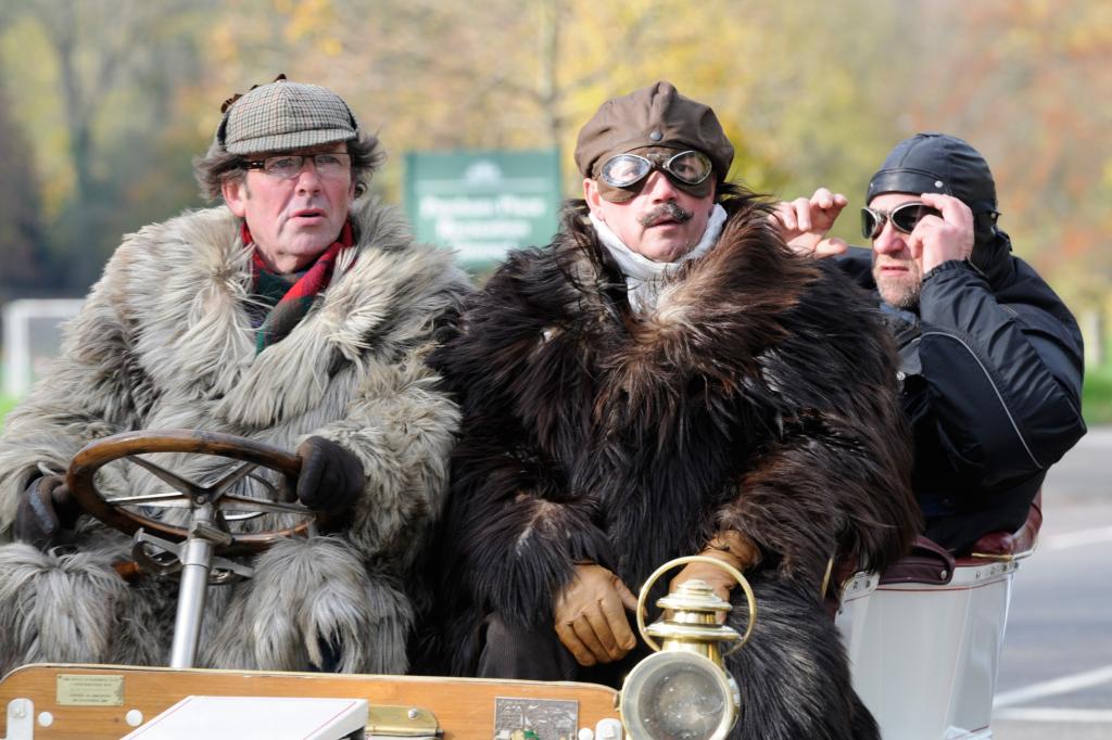 Nicht nur die Autos sind historisch, auch die Kleidung passt