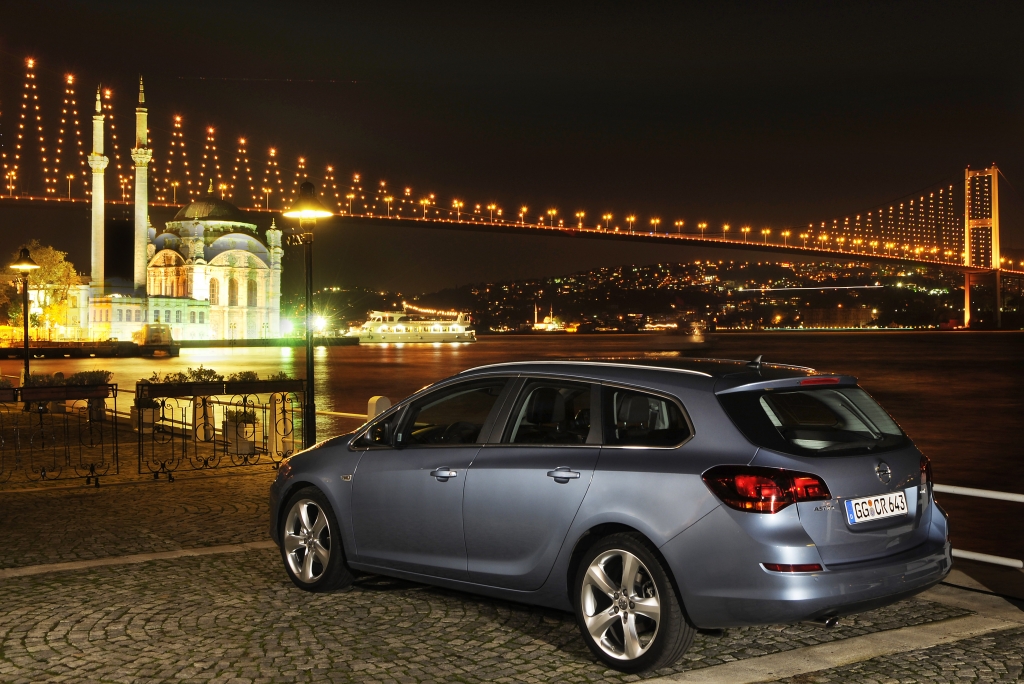 Opel Astra Sports Tourer: Insignias kleiner Bruder bringt Lifestyle in die Kompaktklasse