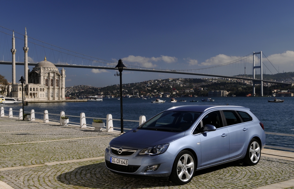 Opel Astra Sports Tourer: Insignias kleiner Bruder bringt Lifestyle in die Kompaktklasse