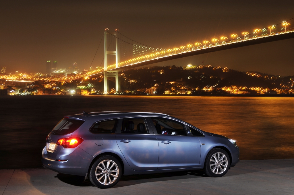 Opel Astra Sports Tourer: Insignias kleiner Bruder bringt Lifestyle in die Kompaktklasse