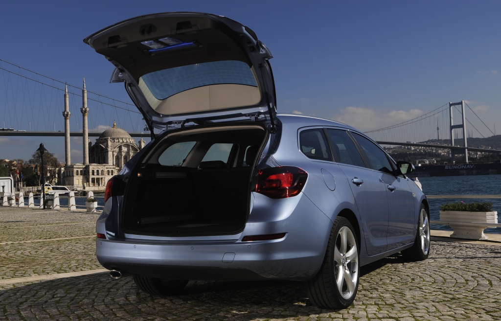 Opel Astra Sports Tourer: Insignias kleiner Bruder bringt Lifestyle in die Kompaktklasse