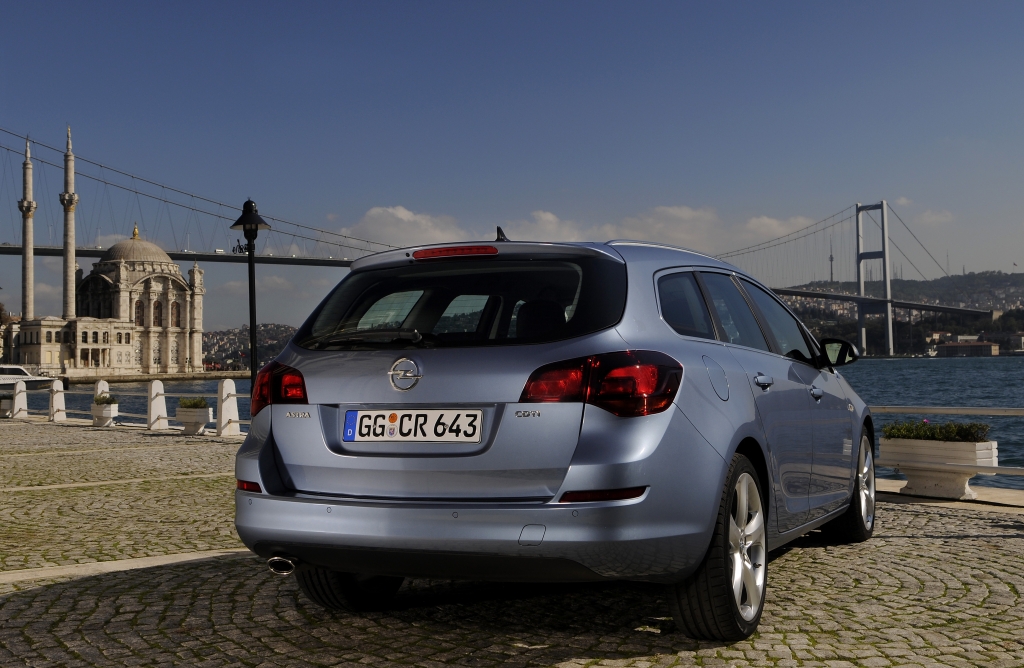 Opel Astra Sports Tourer: Insignias kleiner Bruder bringt Lifestyle in die Kompaktklasse