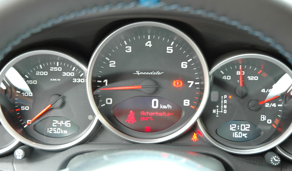 Porsche 911 Speedster: Blick durch den Lenkradkranz auf die Rundinstrumentierung. 