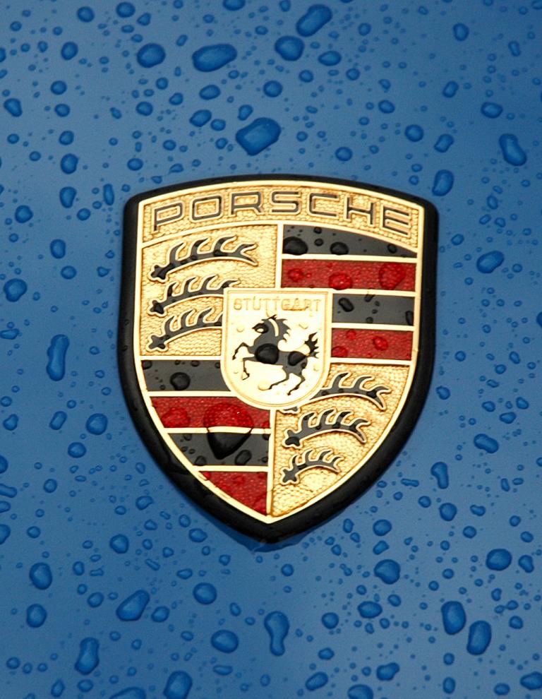 Porsche 911 Speedster: Das Markenlogo sitzt vorn auf dem Kofferraum-Deckel. 