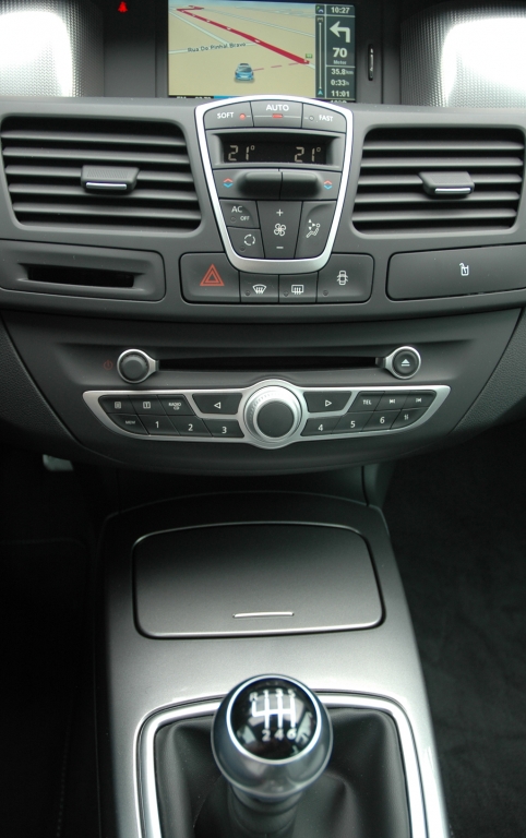 Renault Laguna: Blick auf den mittleren Armaturenträger.