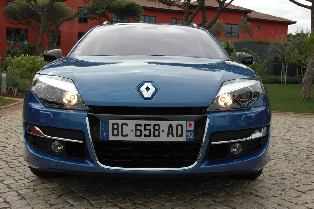 Renault Laguna: Blick auf die Front mit dem tief nach unten gezogenen Kühlergrill. 