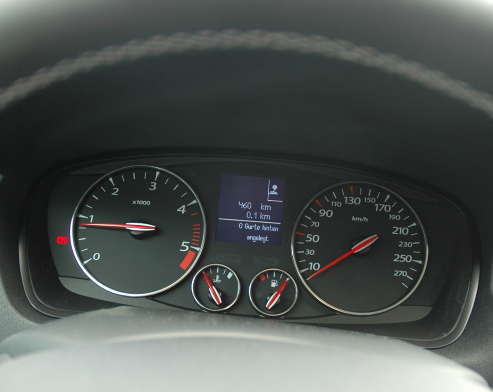 Renault Laguna: Blick durch den Lenkradkranz auf die Rundinstrumentierung.
