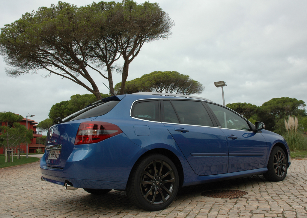 Renault Laguna: Heck-/Seitenansicht.