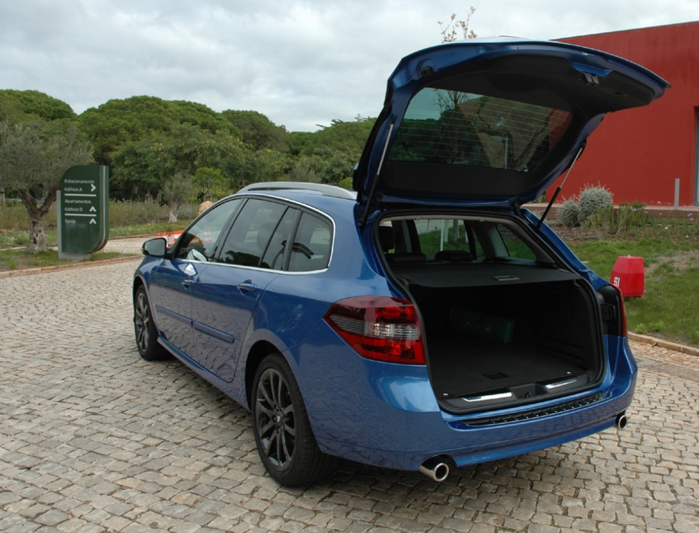Renault Laguna: In den Kombi-Kofferraum passen 508 bis 1593 Liter Gepäck hinein.