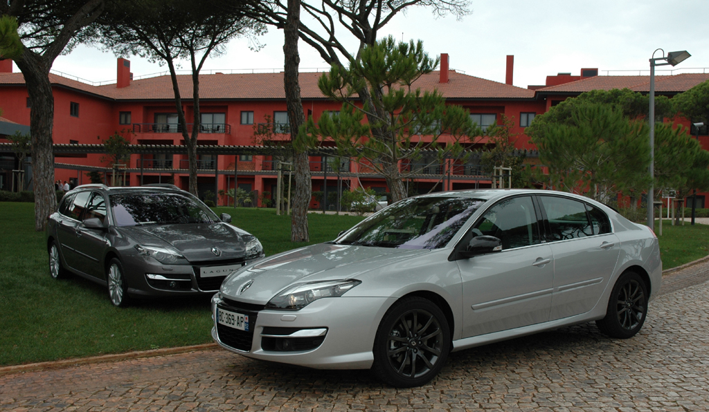Renault Laguna: Limousine (vorn) und Grandtour-Kombi bei der Präsentation in Portugal.