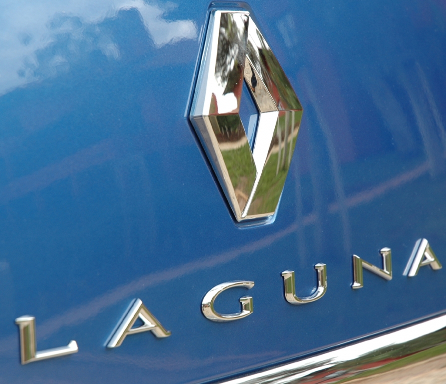 Renault Laguna: Markenlogo und Modellschriftzug auf der Heckklappe.