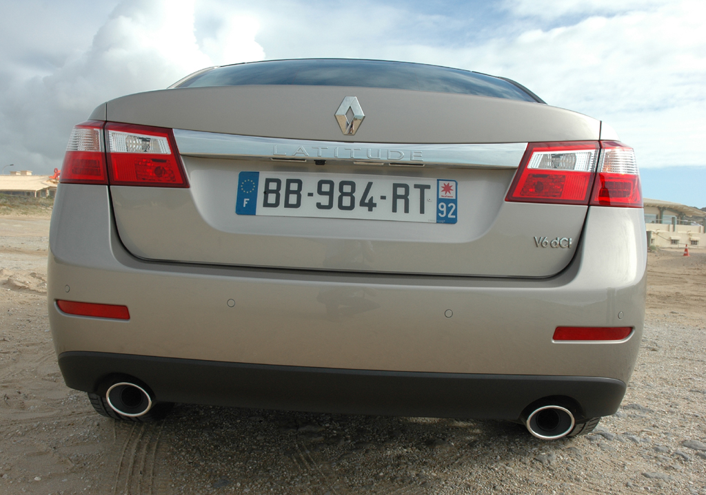 Renault Latitude: Blick auf die relativ wuchtige Heckpartie.