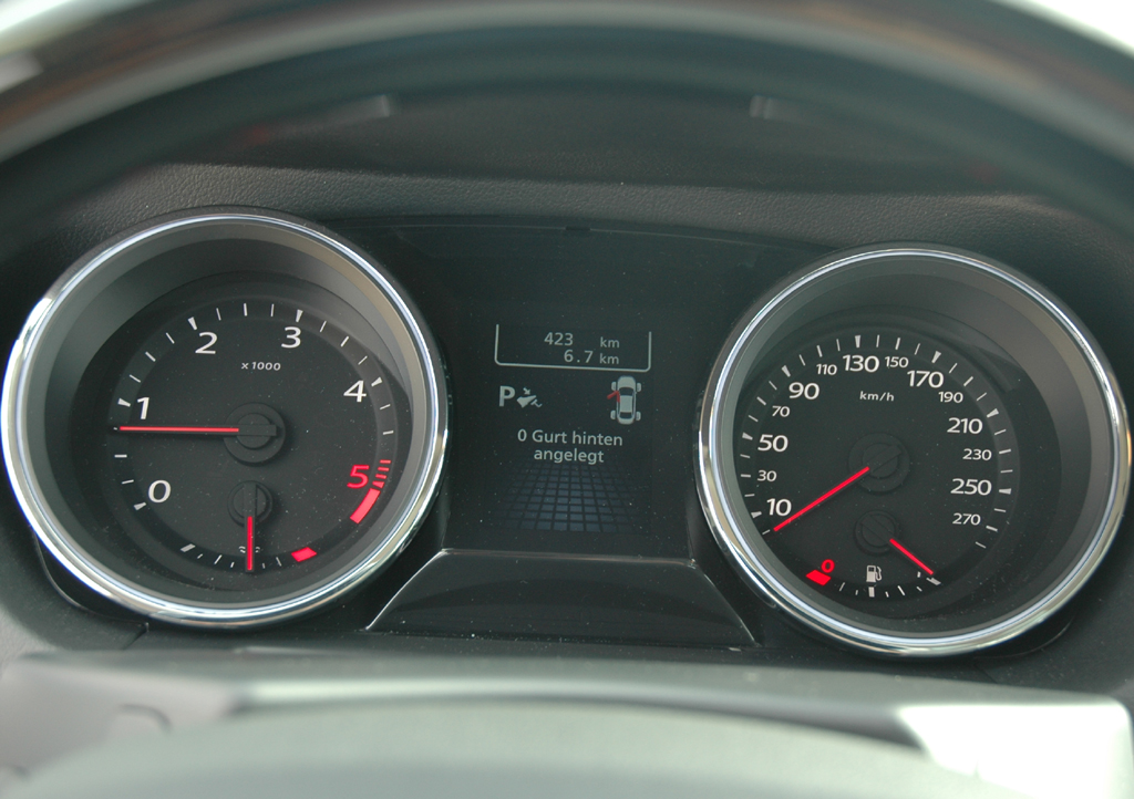 Renault Latitude: Blick durch den Lenkradkranz auf die Rundinstrumentierung.