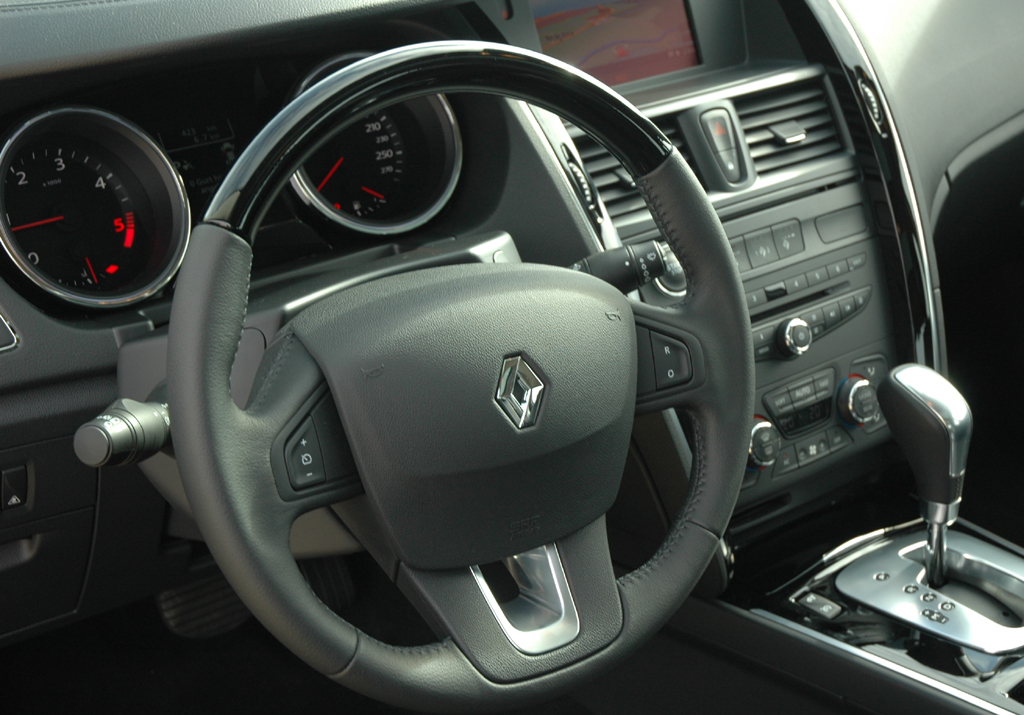 Renault Latitude: Blick ins Cockpit des nobleren Viertürers.