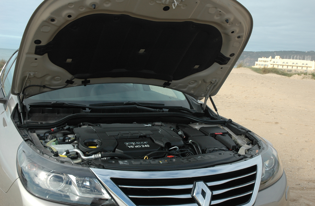 Renault Latitude: Blick unter die Motorhaube.