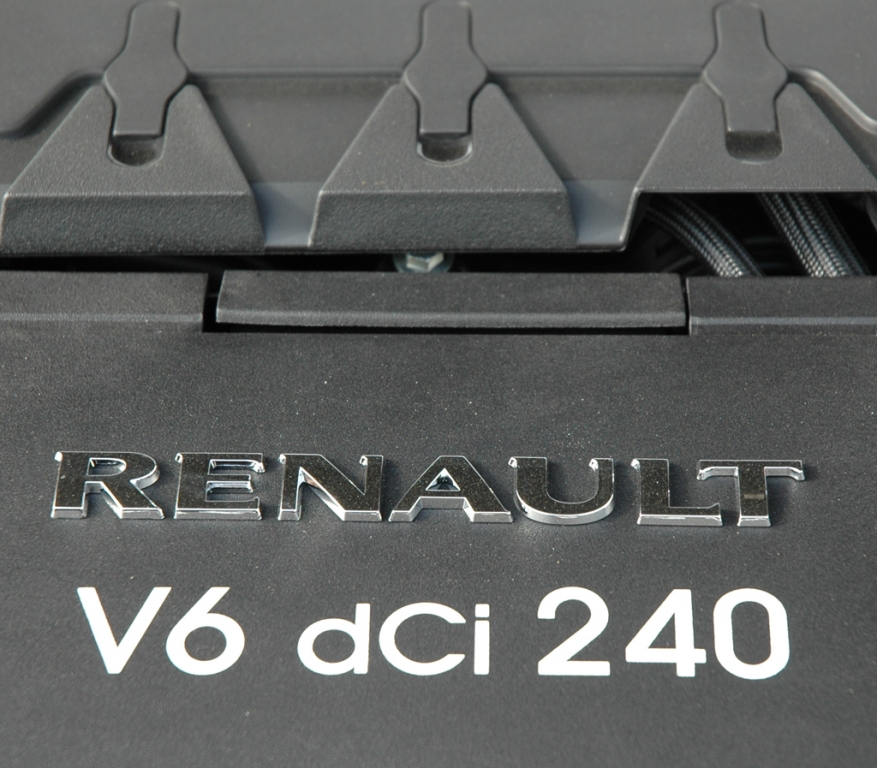 Renault Latitude: Der große Turbodiesel verfügt über sechs Zylinder.