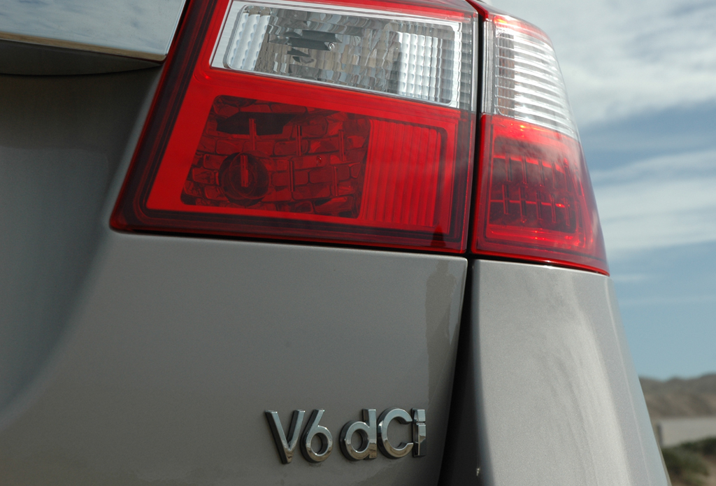 Renault Latitude: Leuchteinheit hinten mit Motorisierungsschriftzug.