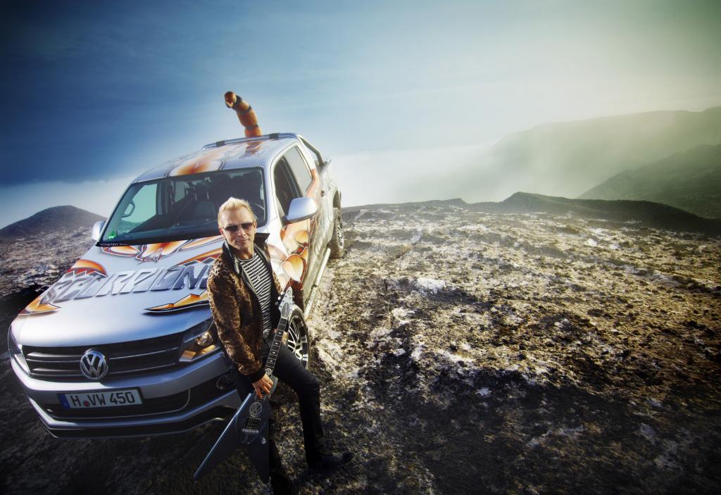 Rudolf Schenker und sein Volkswagen Amarok „Scorpions“.