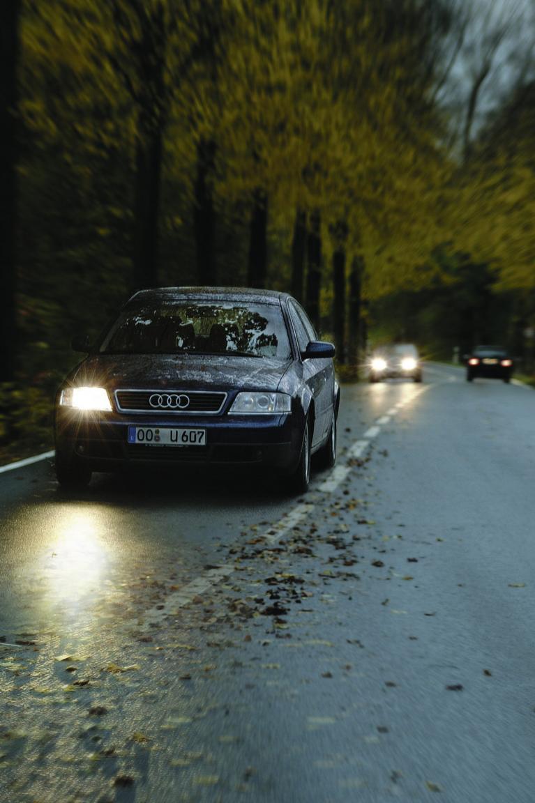 Rund 14 Prozent der Fahrzeuge sind in Deutschland mit einem mangelhaften Scheinwerfer unterwegs. 