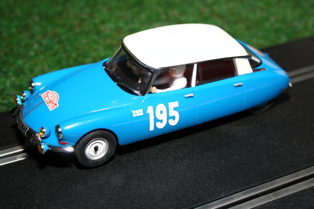 SCX überrascht mit dem Citroën DS für die Modellrennbahn