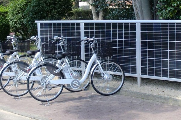 Solarbetriebene Stromtankstellen für E-Bikes 