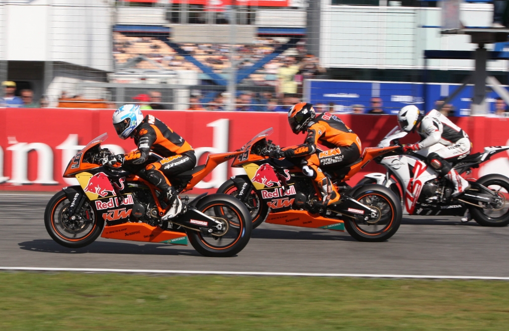 Stefan Nebel (links) und Martin Bauer auf KTM RC8R.