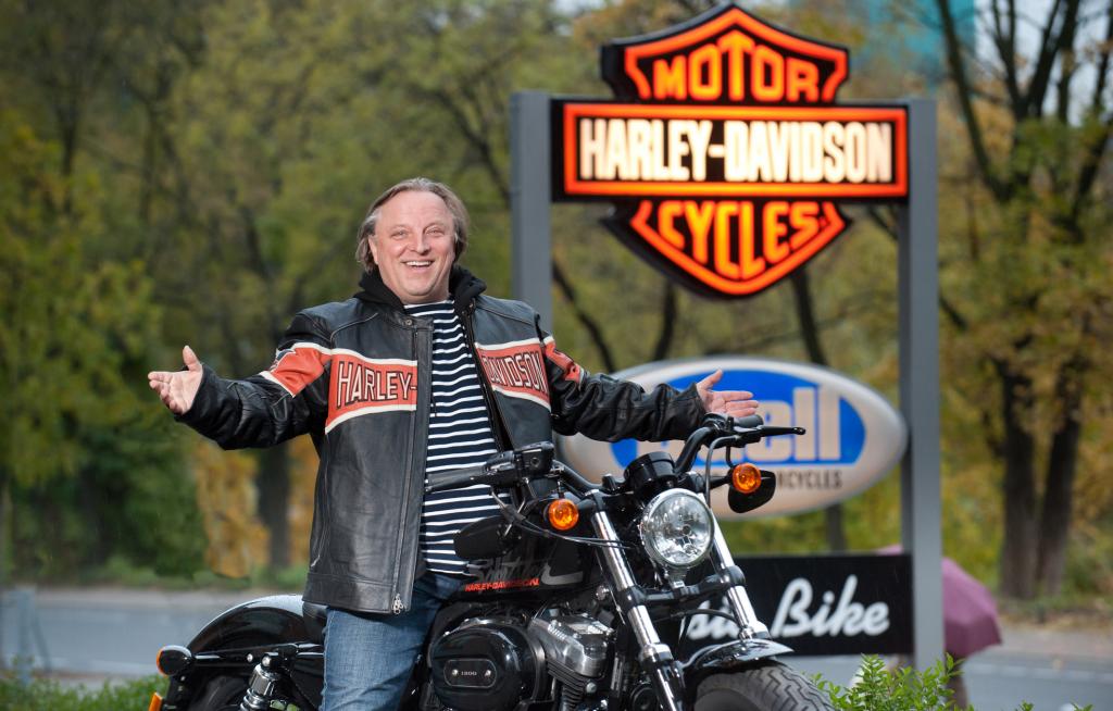 Tatort-Komimissar fährt Harley-Davidson