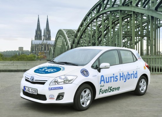 Toyota Auris Hybrid stellt Verbrauchs-Weltrekord auf