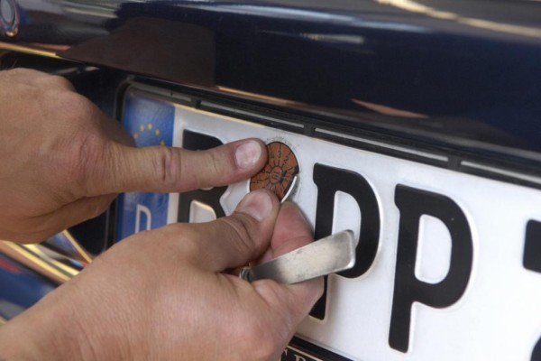 Ungenutzte Autos - Ohne TÜV-Plakette droht auch auf Privatgrund Bußgeld