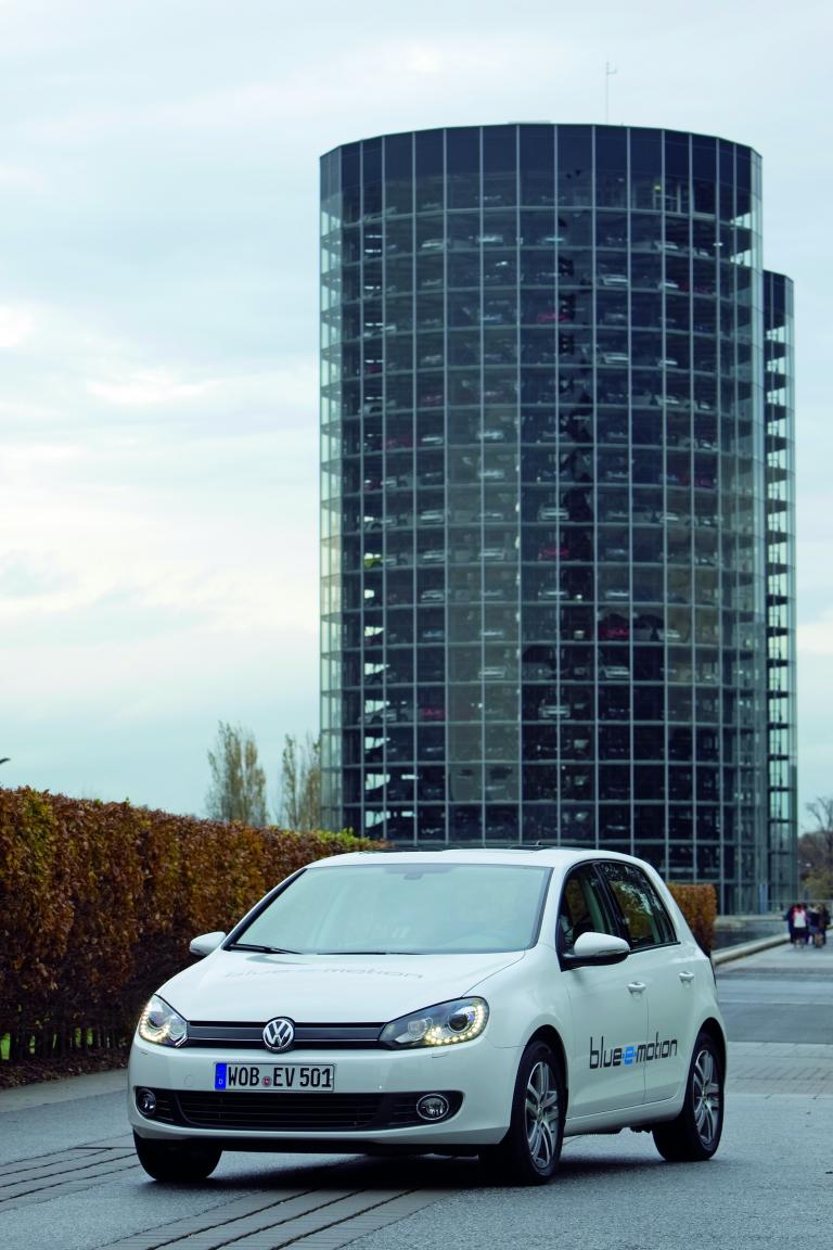 Volkswagen zeigt Golf Blue E-Motion