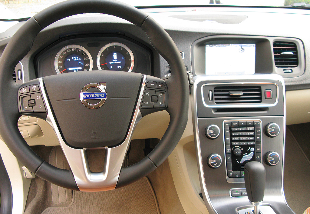 Volvo V60: Das Cockpit im wertigen Innenraum ist sportlich-funktionell gestaltet.