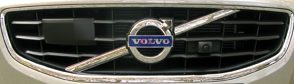 Volvo V60: Das Markenlogo sitzt mittig im Kühlergrill.