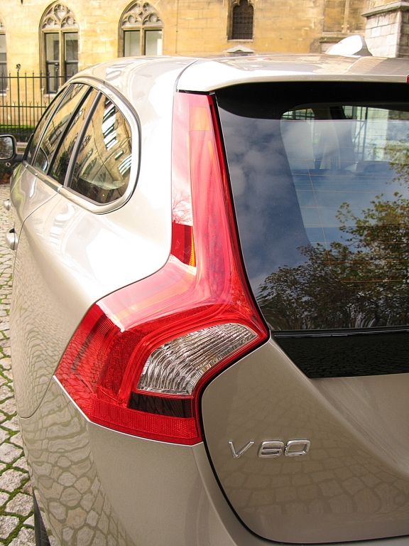 Volvo V60: Die Rückleuchten ziehen sich in einem Bogen hoch bis zum Dach.