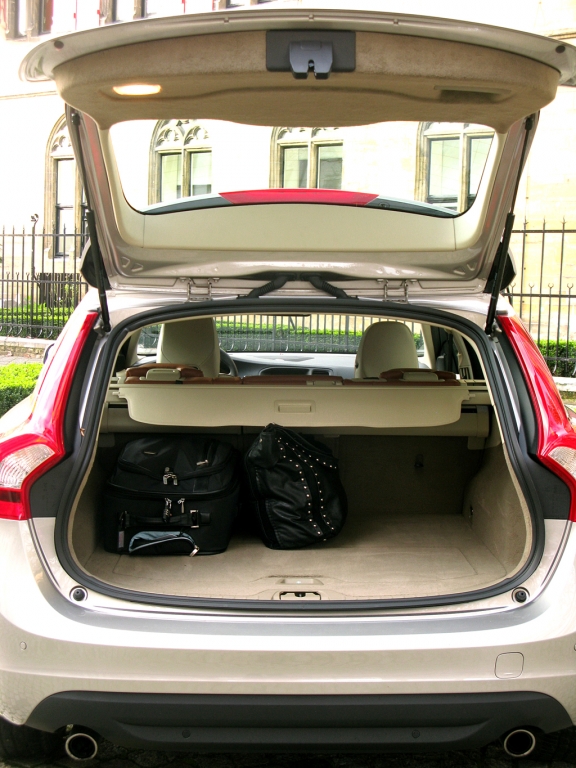 Volvo V60: Ins Gepäckabteil passen 430 bis 1241 Liter hinein.