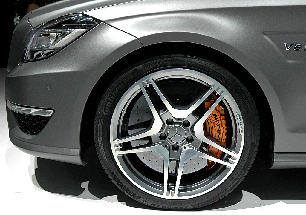 Vorn fährt der CLS-AMG mit 19-Zöllern und 255er-Breitreifen vor. 