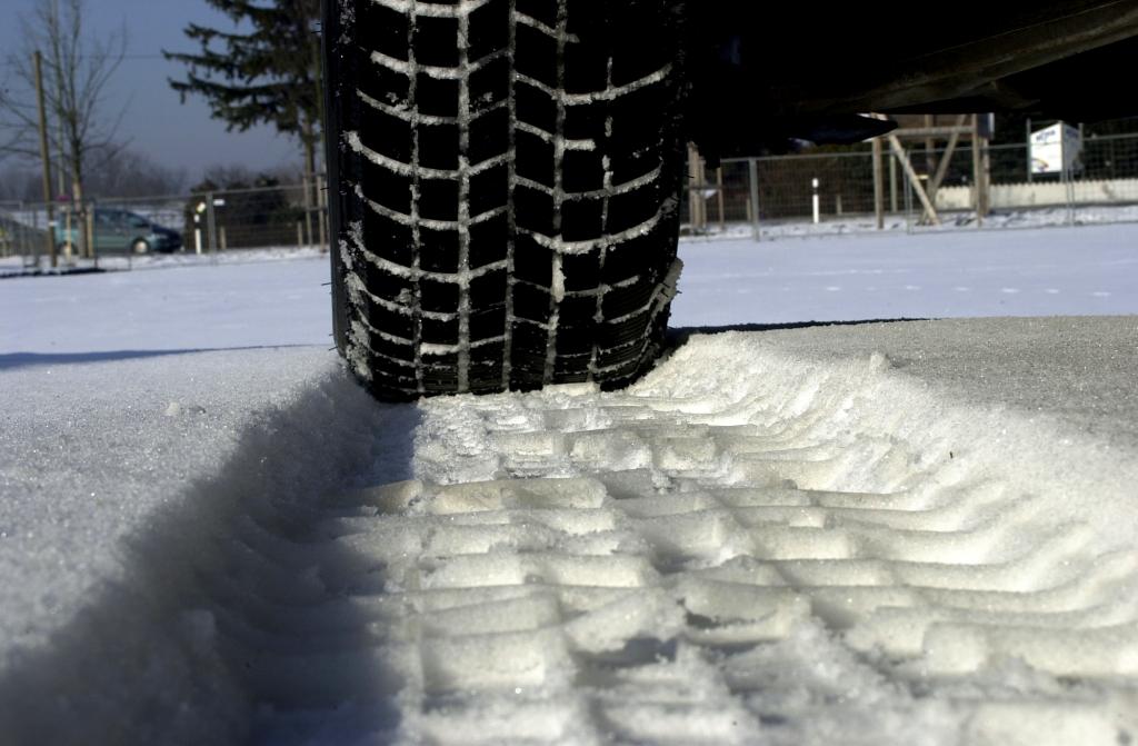 Wer im Winter auf das Auto angewiesen ist, sollte einige Vorkehrungen für den Fall treffen, dass er liegenbleibt.