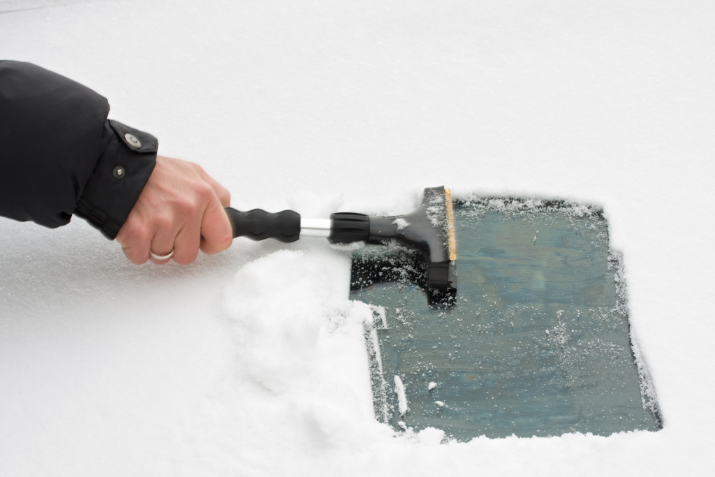 Winter in Deutschland: Beschädigungsrisiko durch Eiskratzer & Co