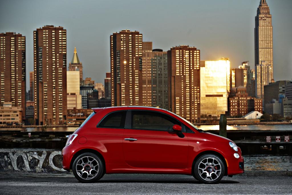 Zuerst wird der Fiat 500 angeobten
