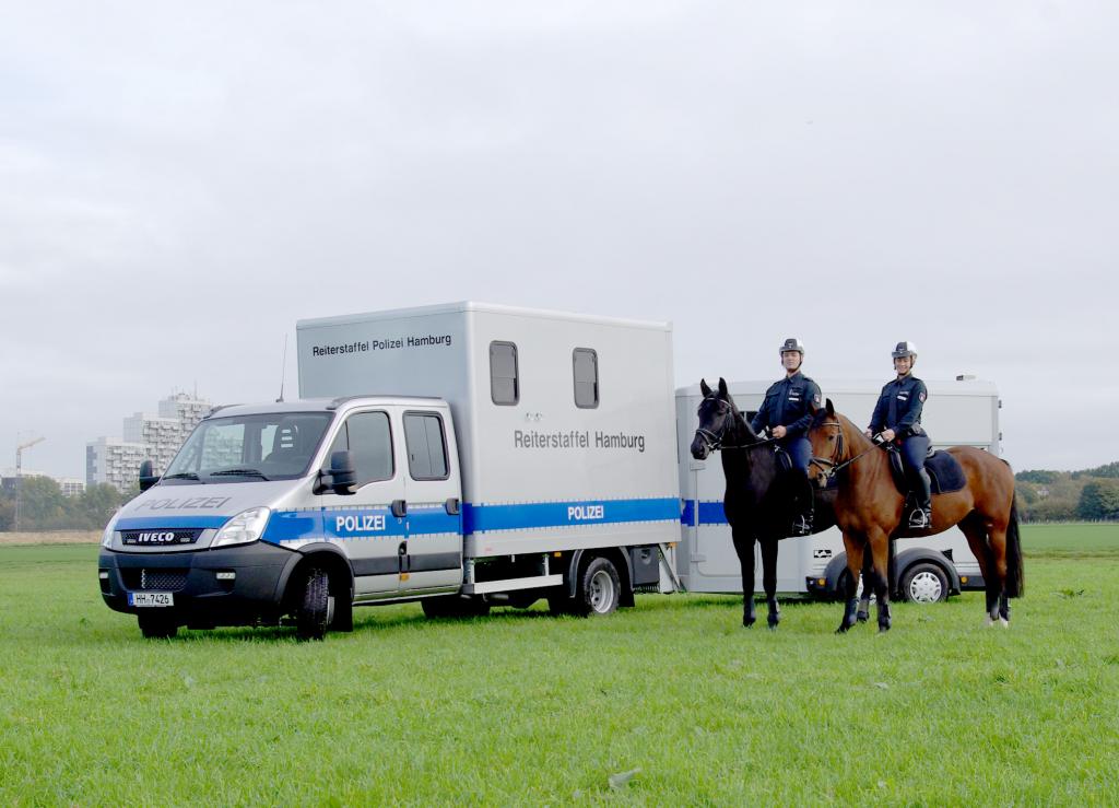 Zwei Iveco Daily befördern Hamburger Reiterstaffel
