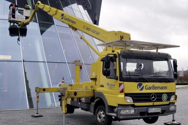 Atego zur Scheibenreinigung am Mercedes-Benz-Museum 