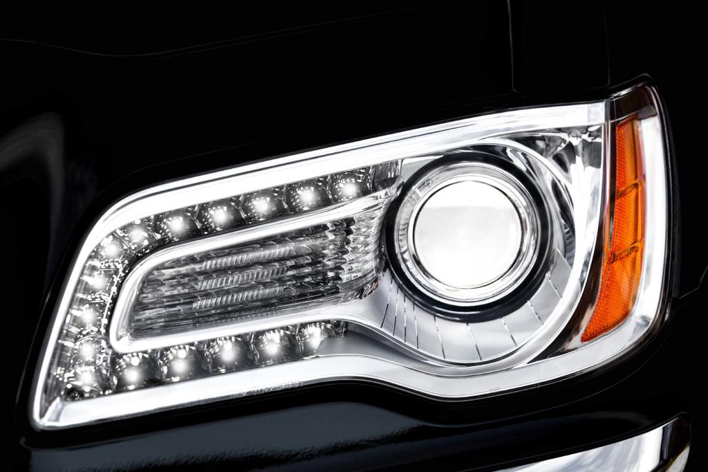 Auch Chrysler versucht sich an einer unverwechselbaren Scheinwerfer-Signatur