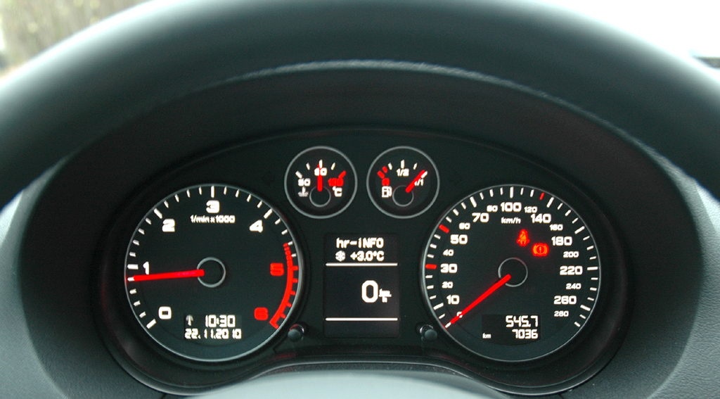 Audi A3 Diesel: Blick durch den Lenkradkranz auf die Rundinstrumentierung. 